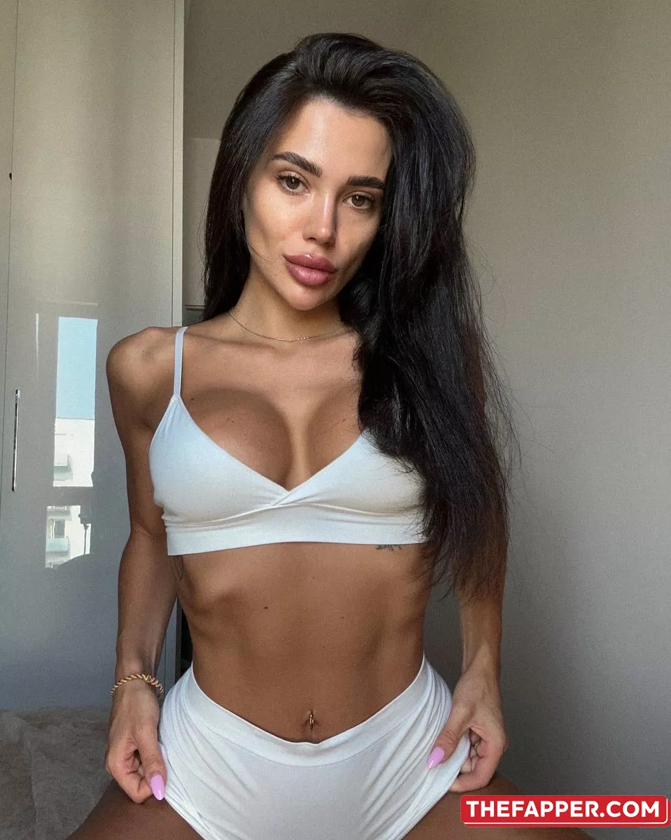 Hot OnlyFans Model Kris Top Exposes Her Boobs By Taking Off Her Top #7