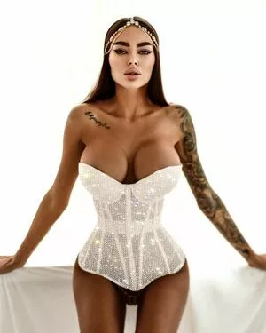 Alena Omovich #Pd0p52MWEh