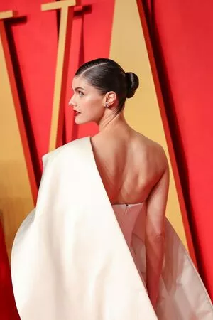 Alexandra Daddario #ePmyZx00RX