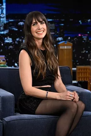 Alison Brie #Bn0CIMAQjH