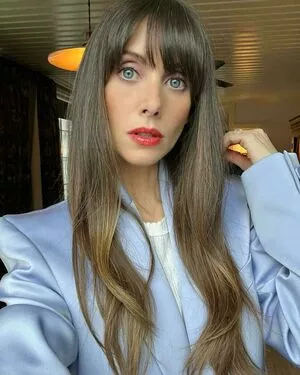 Alison Brie #QanDmVGtQG