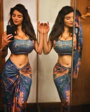 Anveshi Jain #Vkwsq75AEO