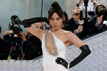 Aubrey Plaza #W5lmcrC6bm