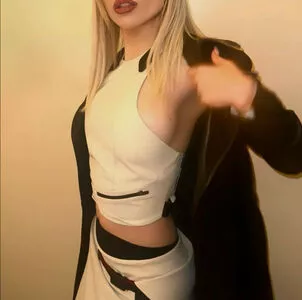Ava Max #aQO2FqkNx1