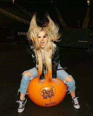 Avril Lavigne Onlyfans Leaked Nude Image #DCrFsRdCA2