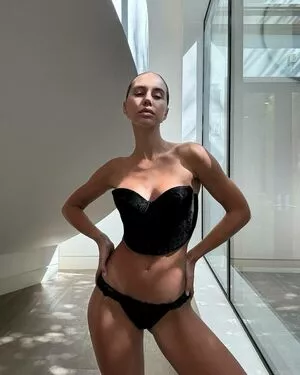 Brit Manuela #g5LK21jWCP