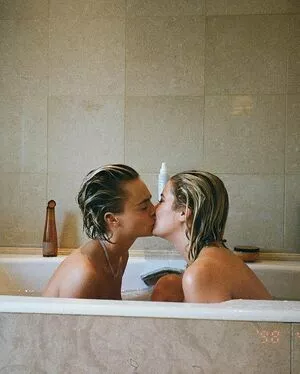 Cara Delevingne #4NM2z7MJ7S