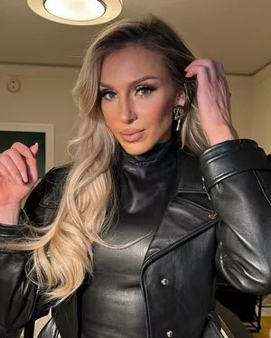 Charlotte Flair #OrZ8mdAdOR