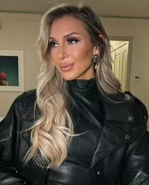 Charlotte Flair #WOnWy92sb1