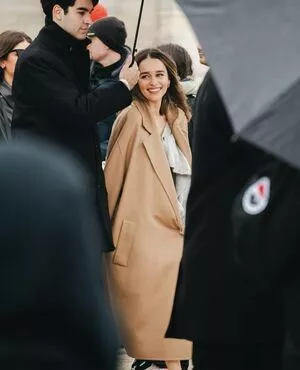 Emilia Clarke #J6uSQeAVZ9