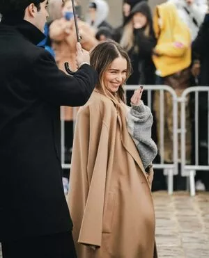 Emilia Clarke #JnMLXnS1Nu