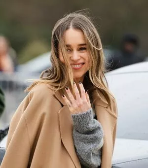 Emilia Clarke #zBYzY5b9NN