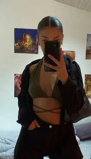 Emilie #oCAiyuV37z