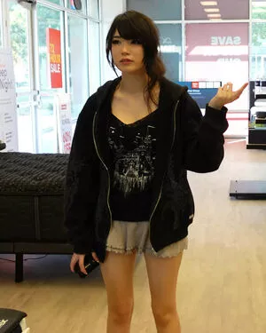 Emiru #E8BMOUkqNo