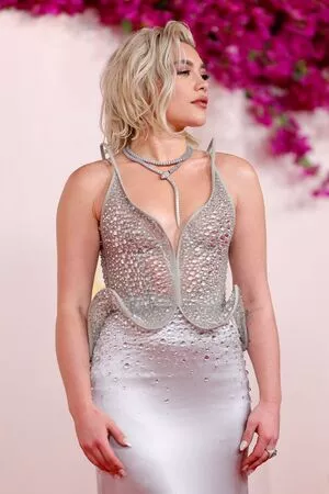 Florence Pugh #IO7k6OjAS5
