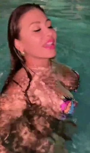 Francia James #r2ZB1C0vXu