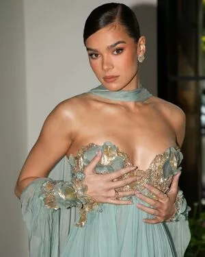 Hailee Steinfeld #VceajQq9gx