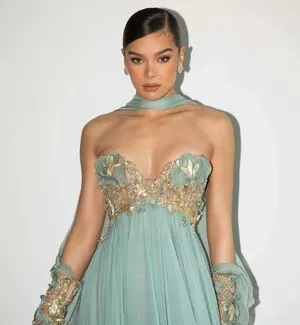 Hailee Steinfeld #r0rVRtAkUG