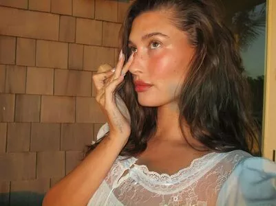 Hailey Baldwin Bieber #DPsFNU4tDh