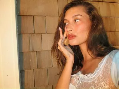 Hailey Baldwin Bieber #JYdcWzVaov