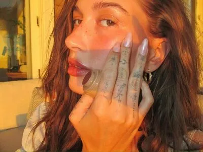 Hailey Baldwin Bieber #zuEKLWE1On