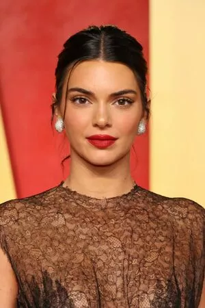 Kendall Jenner #vEnQ6JBmuA