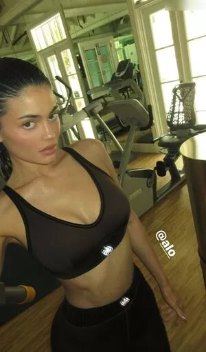 Kylie Jenner #GZzcWICDFg