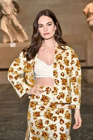 Lily James #EoZ3IU2BEj