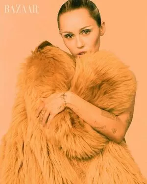 Miley Cyrus #3wgI93CSA0