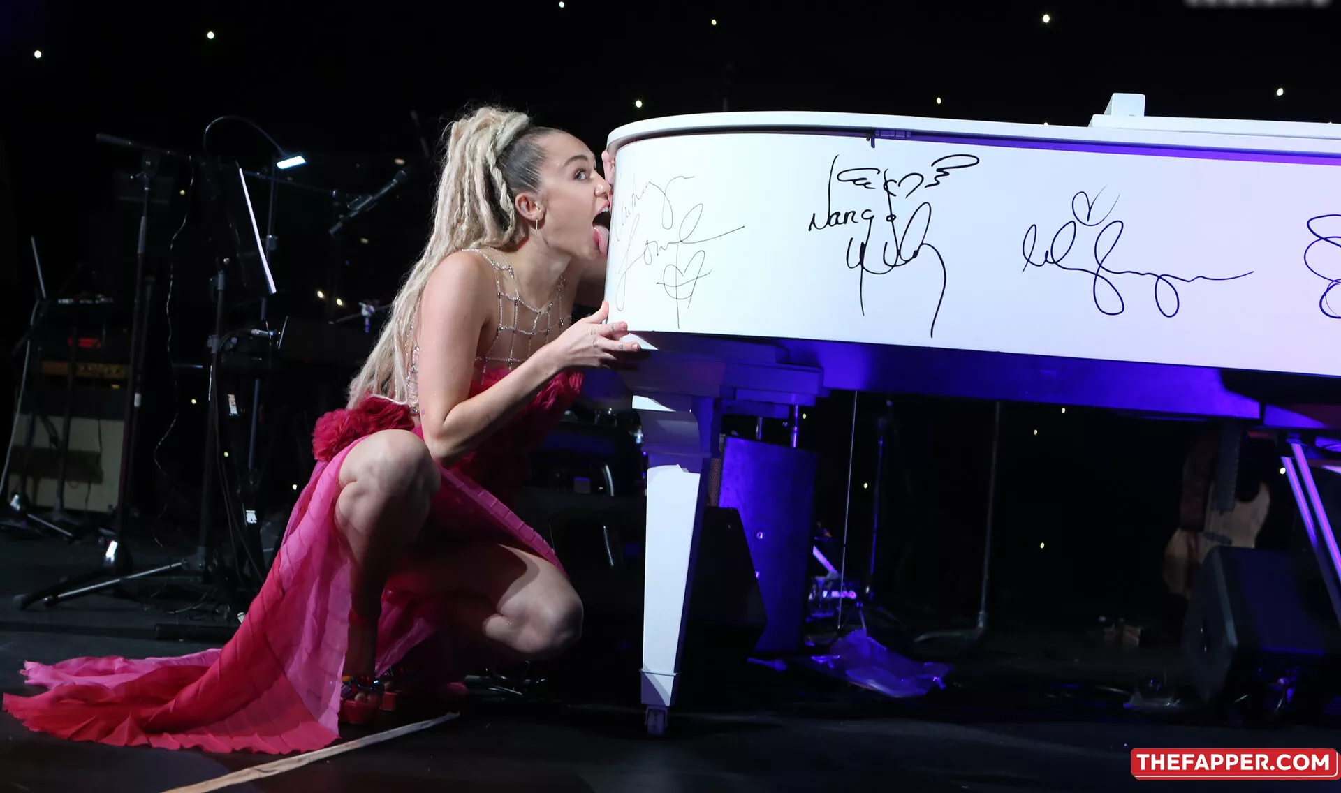 Miley Cyrus  Onlyfans Leaked Nude Image #L9aKSj7isj