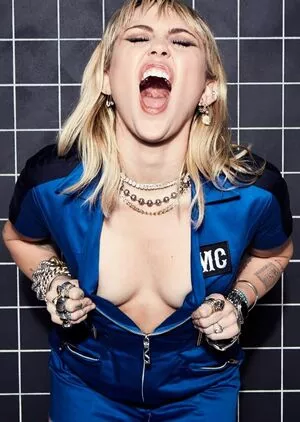 Miley Cyrus #cMHjP3ZE3i