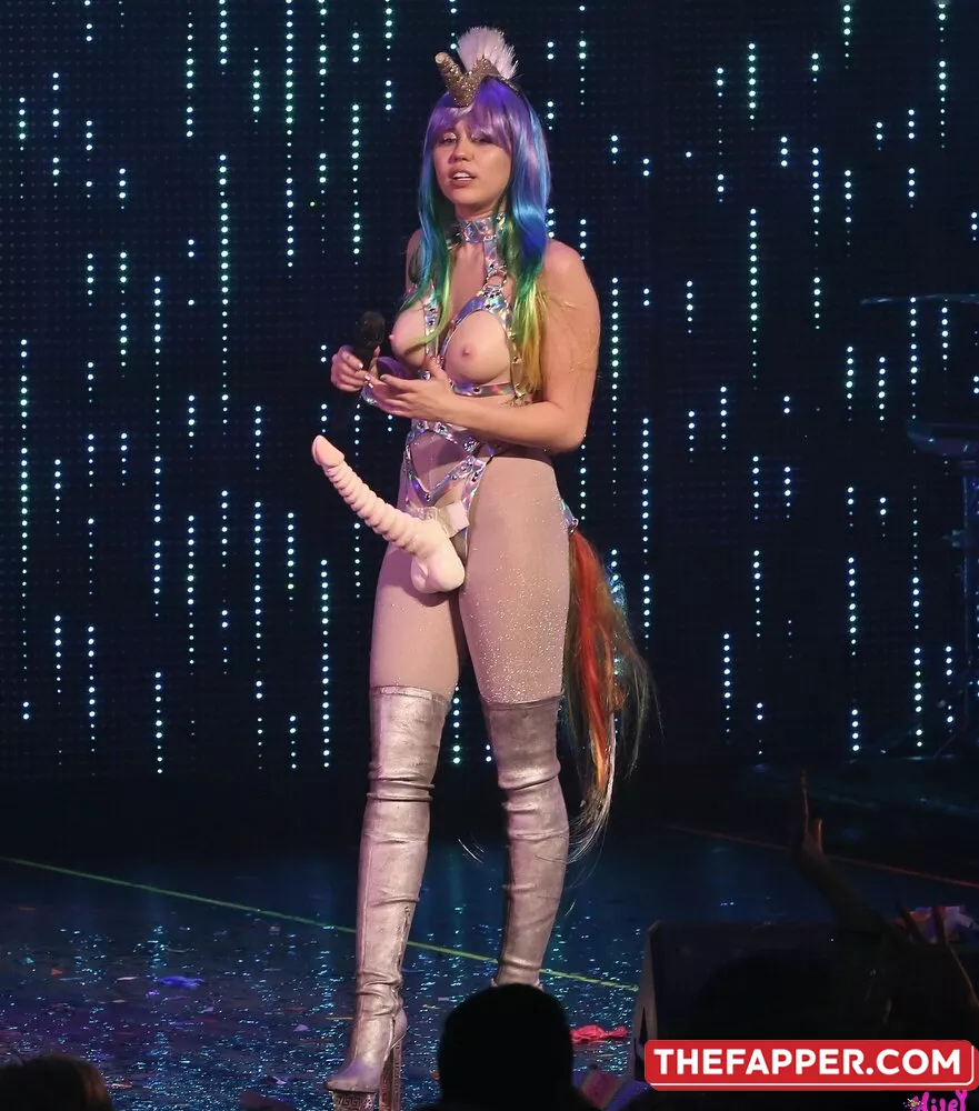 Miley Cyrus  Onlyfans Leaked Nude Image #th3Y7RuHEK