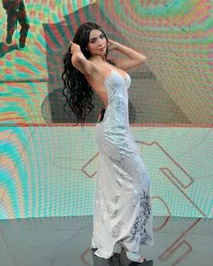 Nyvi Estephan #ZTHnFCWkCf