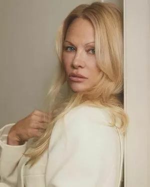 Pamela Anderson #QCkGFikMln