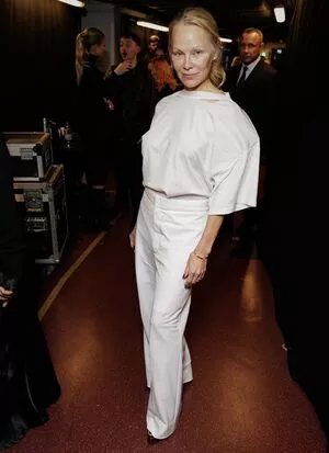 Pamela Anderson #bsYHljBZTy