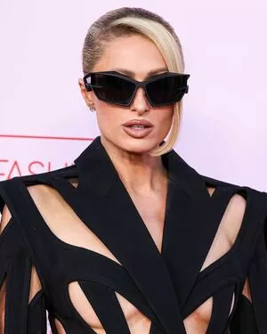 Paris Hilton #rw1cv83B0s