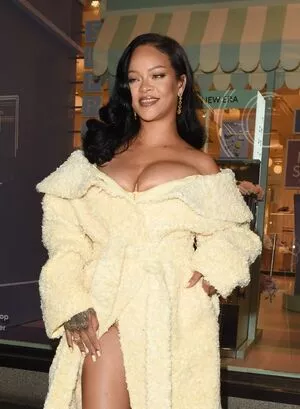 Rihanna Onlyfans Leaked Nude Image #FN2CCQ70zB