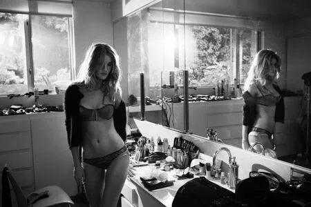 Rosie Huntington Whiteley #CYASTTKg7I