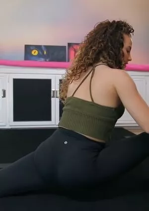 Sofie Dossi #CcE0yVUELf