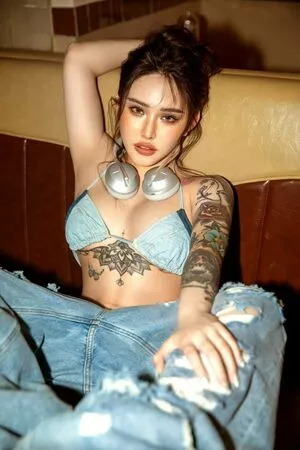 Songyuxin Hitomi #twBNUr07xf