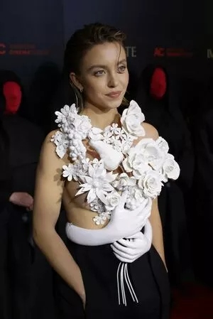 Sydney Sweeney #O17fqR08TN