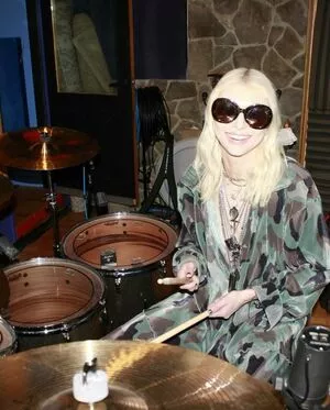 Taylor Momsen #1klWltwoyA