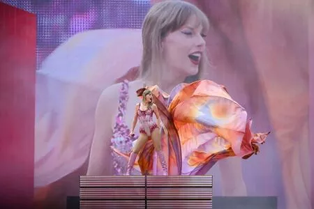 Taylor Swift #UKqWkcRQDP